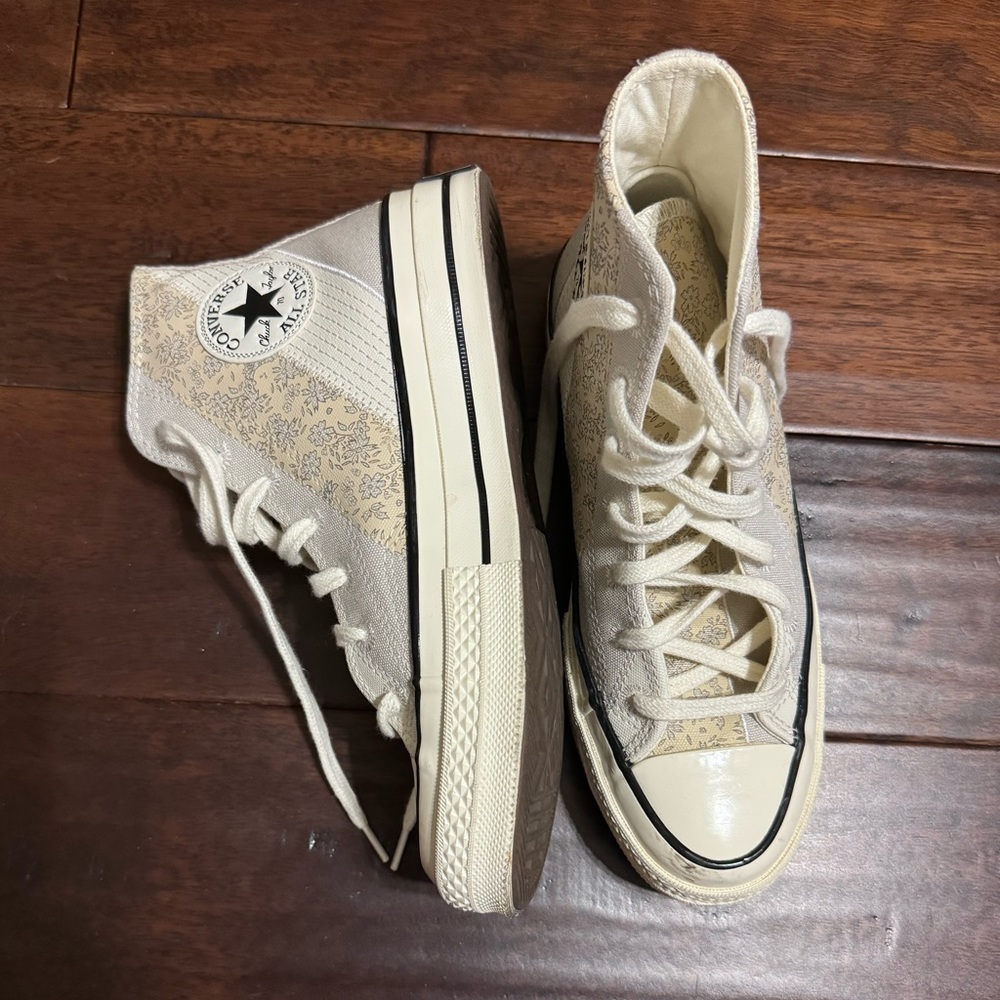 Women’s Converse high top, platform sneakers - size 7